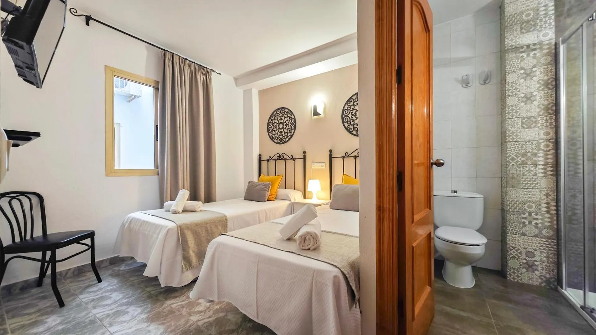 Guest house Hostal Dinamarca San Antonio